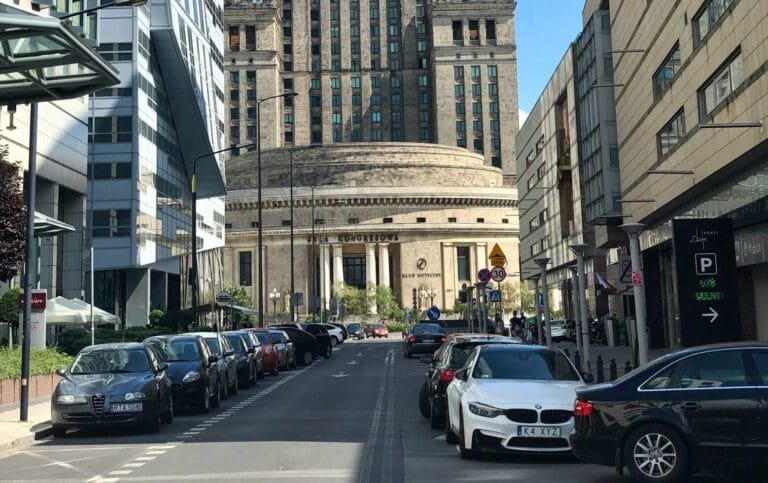 La voiture est garée à côté de l&#39;immeuble de bureaux